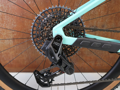 Gravel/Cyclocross von Bmc, BMC URS 01 THREE GRAVEL BIKE / GRÖSSE M / 2024 / SRAM X0 EAGLE TRANSMISSION vor USEDBIKES-OB.DE Hintergrund