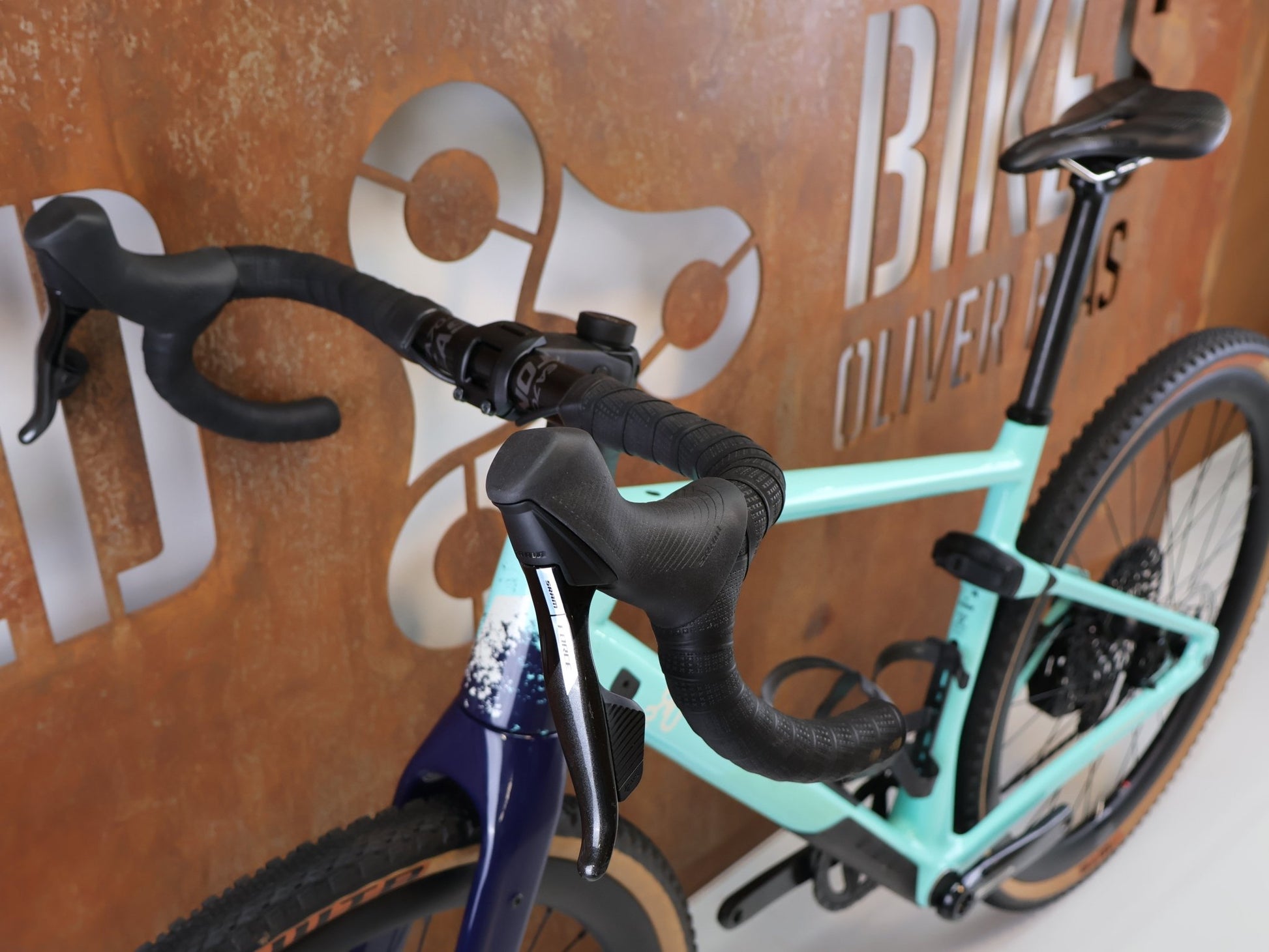 Gravel/Cyclocross von Bmc, BMC URS 01 THREE GRAVEL BIKE / GRÖSSE M / 2024 / SRAM X0 EAGLE TRANSMISSION vor USEDBIKES-OB.DE Hintergrund