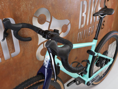 Gravel/Cyclocross von Bmc, BMC URS 01 THREE GRAVEL BIKE / GRÖSSE M / 2024 / SRAM X0 EAGLE TRANSMISSION vor USEDBIKES-OB.DE Hintergrund
