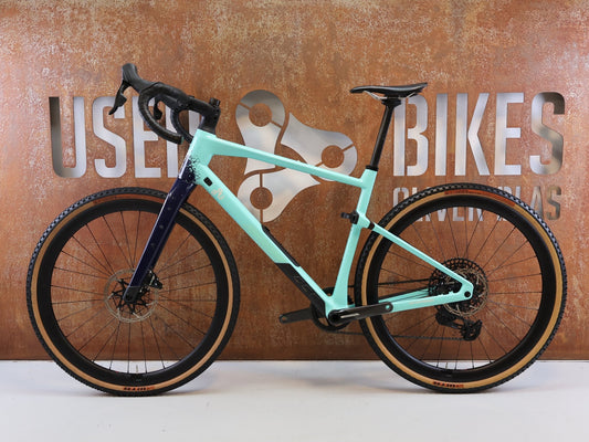 Gravel/Cyclocross von Bmc, BMC URS 01 THREE GRAVEL BIKE / L / 2024 / SRAM X0 EAGLE TRANSMISSION vor USEDBIKES-OB.DE Hintergrund