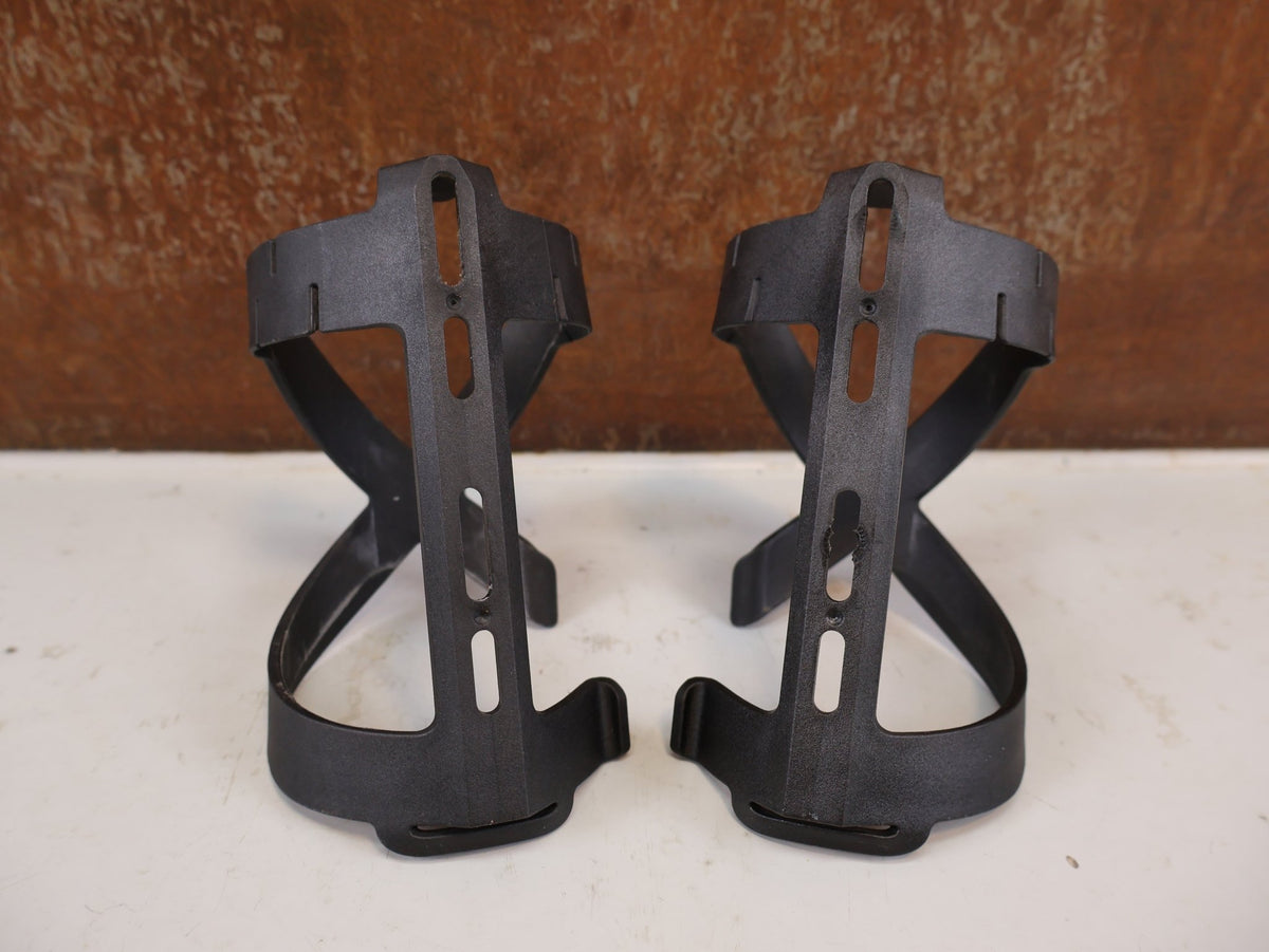Trinkflaschen und Halter von Bmc, BMC URS Side-Entry Flaschenhalter Set Links / Rechts 76g vor USEDBIKES-OB.DE Hintergrund