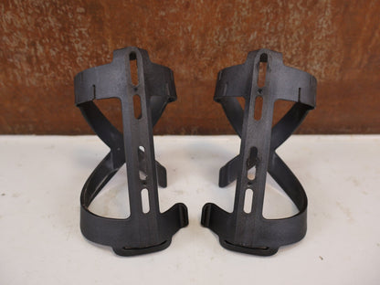 Trinkflaschen und Halter von Bmc, BMC URS Side-Entry Flaschenhalter Set Links / Rechts 76g vor USEDBIKES-OB.DE Hintergrund