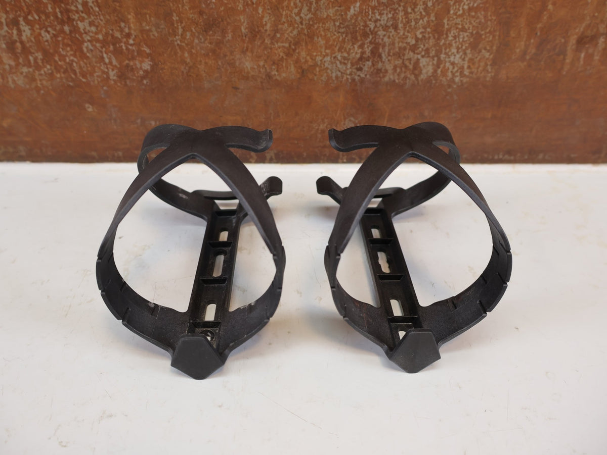 Trinkflaschen und Halter von Bmc, BMC URS Side-Entry Flaschenhalter Set Links / Rechts 76g vor USEDBIKES-OB.DE Hintergrund