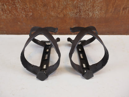 Trinkflaschen und Halter von Bmc, BMC URS Side-Entry Flaschenhalter Set Links / Rechts 76g vor USEDBIKES-OB.DE Hintergrund