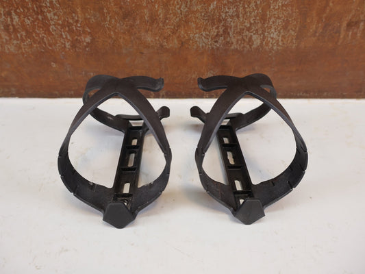 Trinkflaschen und Halter von Bmc, BMC URS Side-Entry Flaschenhalter Set Links / Rechts 76g vor USEDBIKES-OB.DE Hintergrund