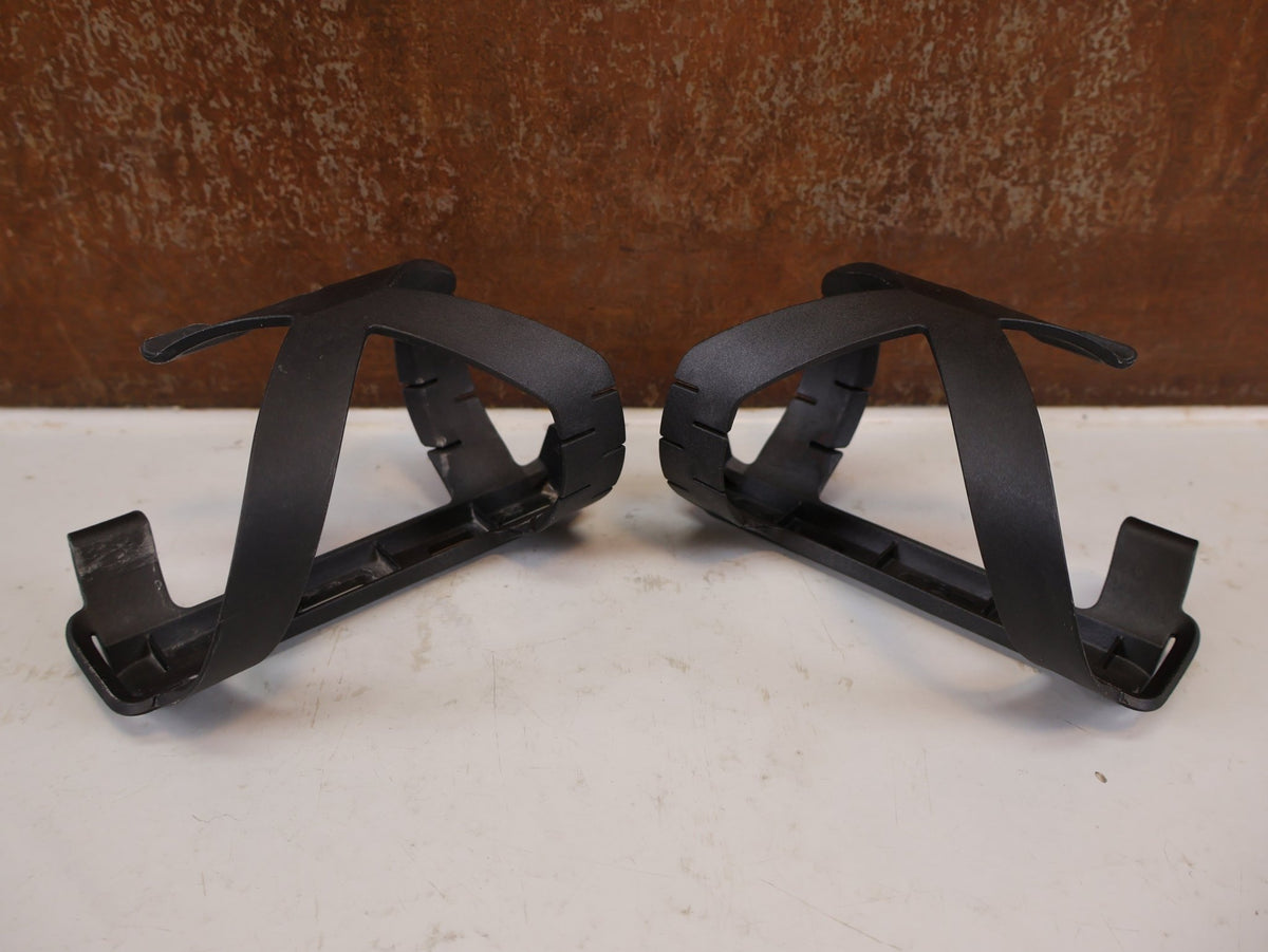Trinkflaschen und Halter von Bmc, BMC URS Side-Entry Flaschenhalter Set Links / Rechts 76g vor USEDBIKES-OB.DE Hintergrund