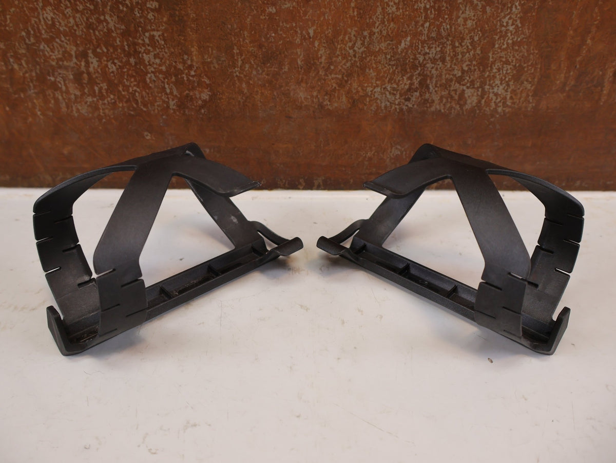 Trinkflaschen und Halter von Bmc, BMC URS Side-Entry Flaschenhalter Set Links / Rechts 76g vor USEDBIKES-OB.DE Hintergrund
