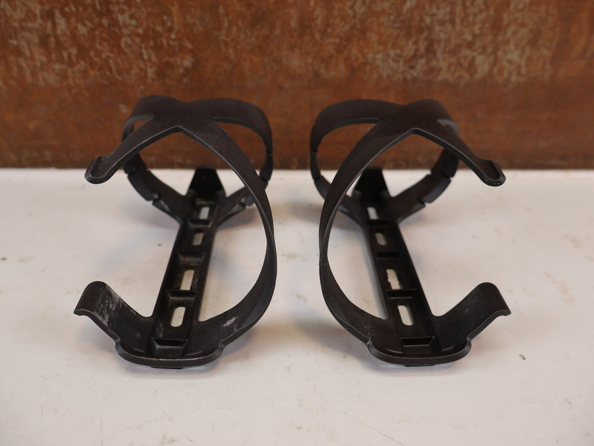 Trinkflaschen und Halter von Bmc, BMC URS Side-Entry Flaschenhalter Set Links / Rechts 76g vor USEDBIKES-OB.DE Hintergrund