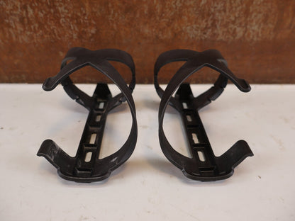 Trinkflaschen und Halter von Bmc, BMC URS Side-Entry Flaschenhalter Set Links / Rechts 76g vor USEDBIKES-OB.DE Hintergrund