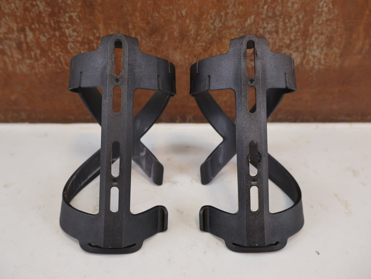Trinkflaschen und Halter von Bmc, BMC URS Side-Entry Flaschenhalter Set Links / Rechts 76g vor USEDBIKES-OB.DE Hintergrund