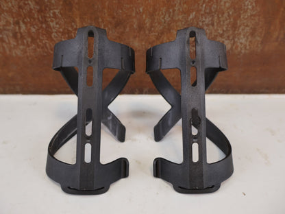 Trinkflaschen und Halter von Bmc, BMC URS Side-Entry Flaschenhalter Set Links / Rechts 76g vor USEDBIKES-OB.DE Hintergrund