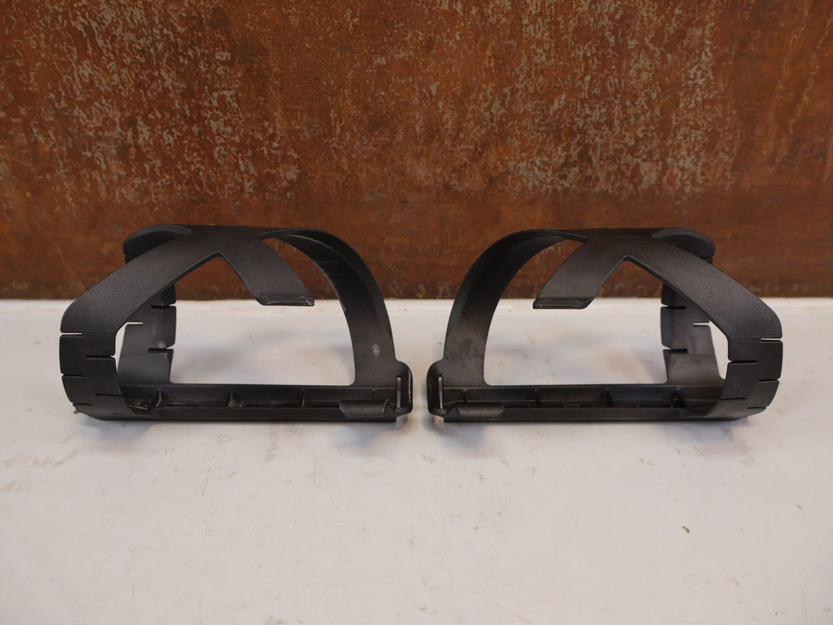 Trinkflaschen und Halter von Bmc, BMC URS Side-Entry Flaschenhalter Set Links / Rechts 76g vor USEDBIKES-OB.DE Hintergrund