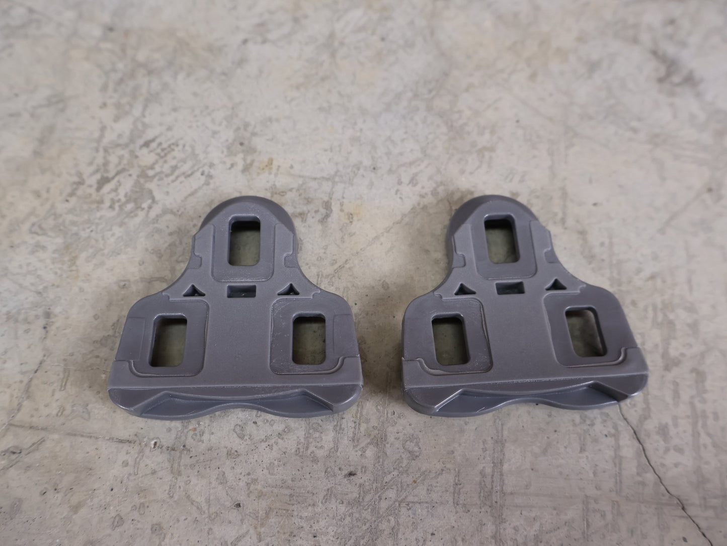 Pedale von Trek, BONTRAGER 9° CLEATSET / KÉO® KOMPATIBEL – 3 - SCHRAUBEN PEDALPLATTEN – GRAU vor USEDBIKES - OB.DE Hintergrund