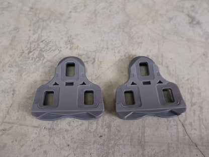 Pedale von Trek, BONTRAGER 9° CLEATSET / KÉO® KOMPATIBEL – 3 - SCHRAUBEN PEDALPLATTEN – GRAU vor USEDBIKES - OB.DE Hintergrund