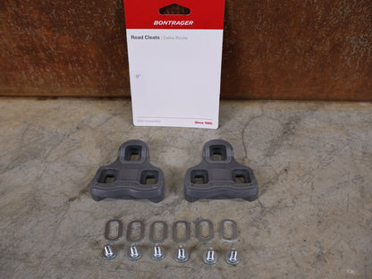 Pedale von Trek, BONTRAGER 9° CLEATSET / KÉO® KOMPATIBEL – 3 - SCHRAUBEN PEDALPLATTEN – GRAU vor USEDBIKES - OB.DE Hintergrund