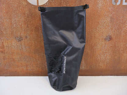 Taschen & Rucksäcke von Bontrager, BONTRAGER ADVENTURE LENKERTASCHE 9L WASSERABWEISEND vor USEDBIKES-OB.DE Hintergrund