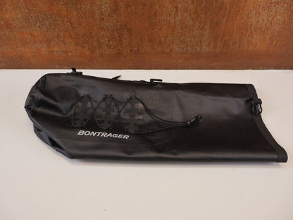 Taschen & Rucksäcke von Bontrager, BONTRAGER ADVENTURE LENKERTASCHE 9L WASSERABWEISEND vor USEDBIKES-OB.DE Hintergrund