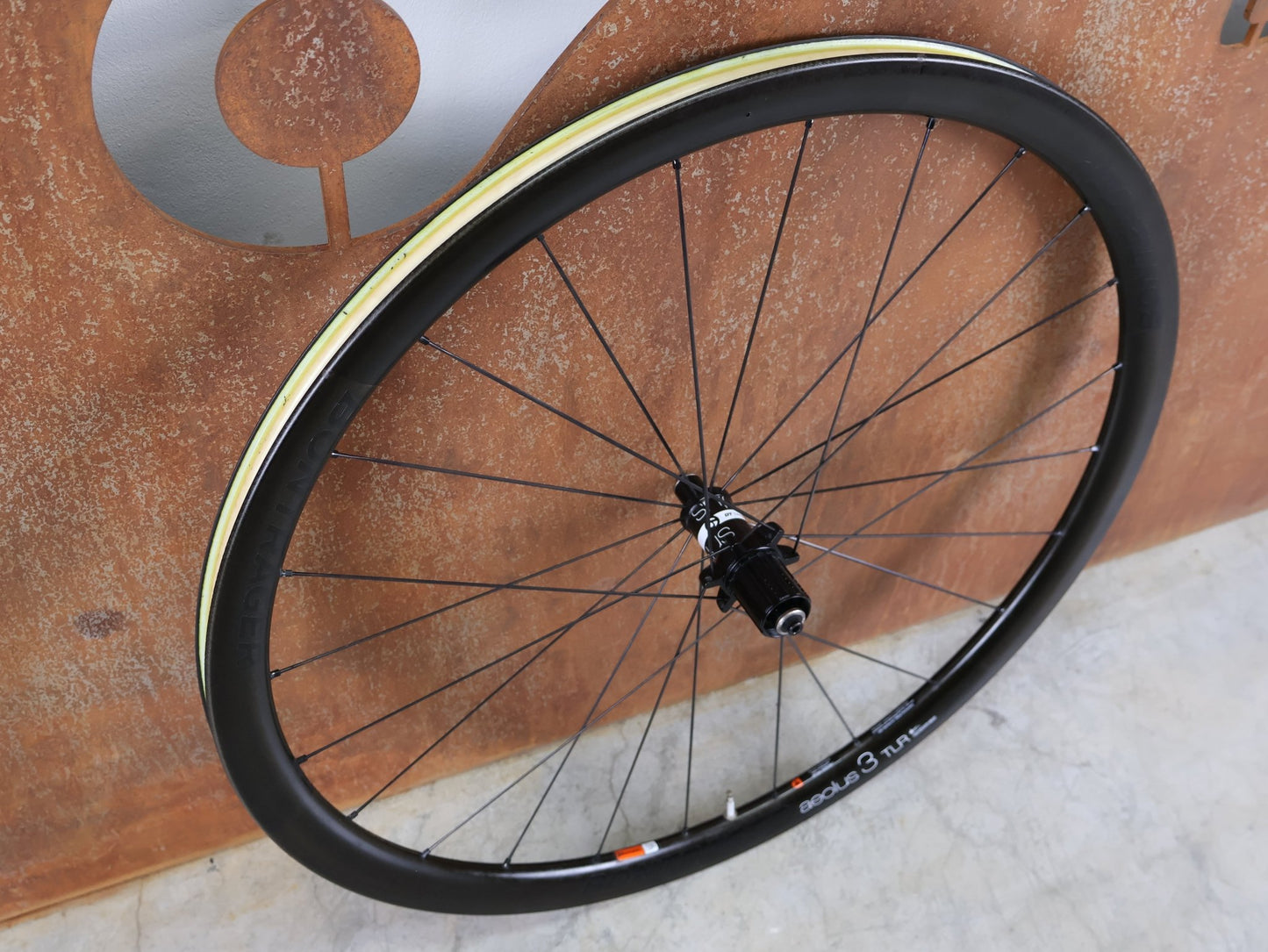 Laufrad/Laufradsatz von Bontrager, BONTRAGER AEOLUS 3 TLR D3 CARBON LAUFRAD – FELGENBREMSE – 700C (VR / HR) vor USEDBIKES - OB.DE Hintergrund