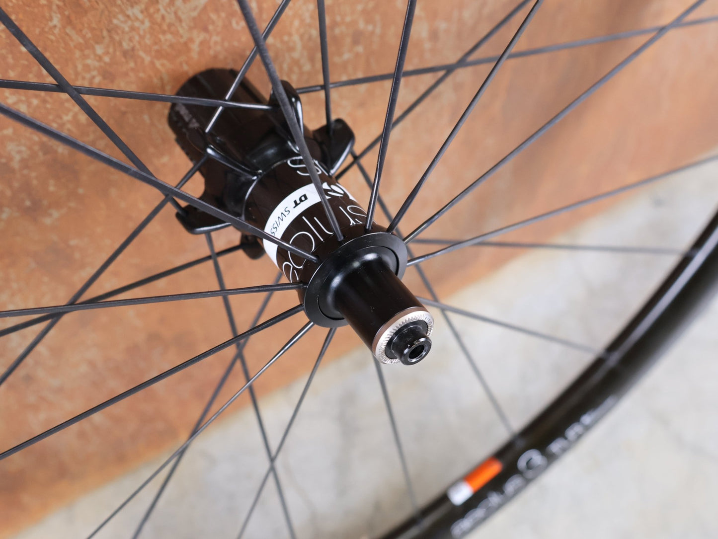 Laufrad/Laufradsatz von Bontrager, BONTRAGER AEOLUS 3 TLR D3 CARBON LAUFRAD – FELGENBREMSE – 700C (VR / HR) vor USEDBIKES - OB.DE Hintergrund