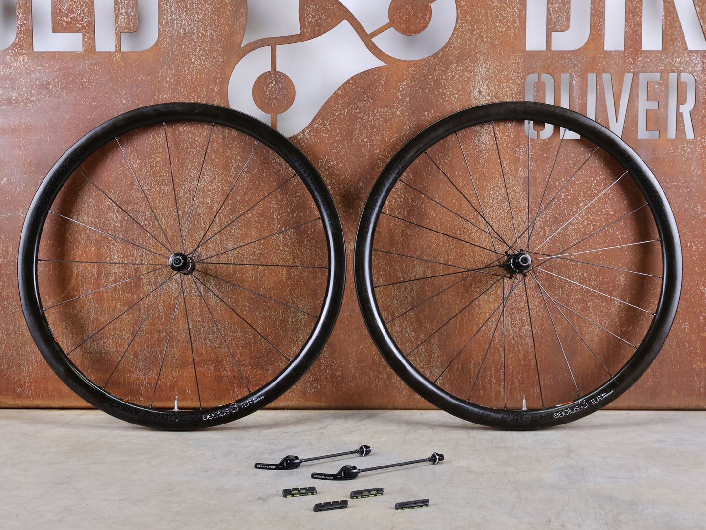 Laufrad/Laufradsatz von Bontrager, BONTRAGER AEOLUS 3 TLR D3 CARBON LAUFRAD – FELGENBREMSE – 700C (VR / HR) vor USEDBIKES - OB.DE Hintergrund