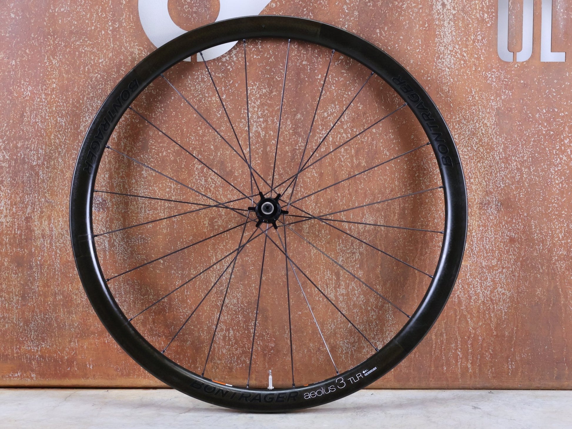 Laufrad/Laufradsatz von Bontrager, BONTRAGER AEOLUS 3 TLR D3 CARBON LAUFRAD – FELGENBREMSE – 700C (VR / HR) vor USEDBIKES - OB.DE Hintergrund