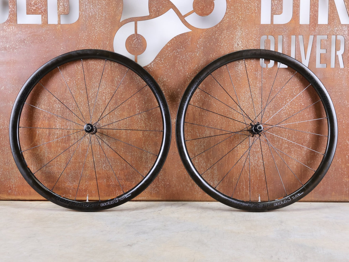 Laufrad/Laufradsatz von Bontrager, BONTRAGER AEOLUS 3 TLR D3 CARBON LAUFRAD – FELGENBREMSE – 700C (VR / HR) vor USEDBIKES - OB.DE Hintergrund