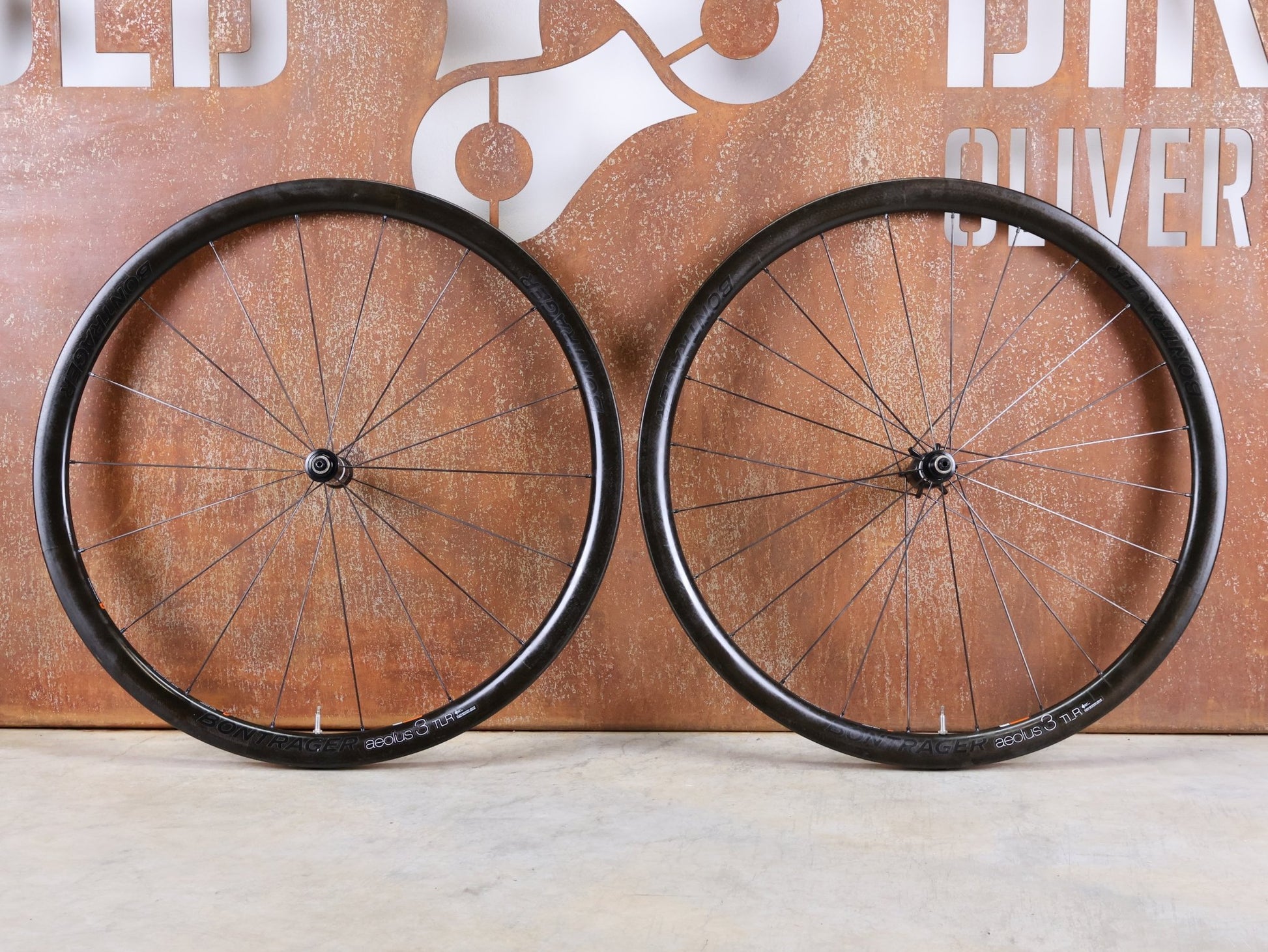 Laufrad/Laufradsatz von Bontrager, BONTRAGER AEOLUS 3 TLR D3 CARBON LAUFRAD – FELGENBREMSE – 700C (VR / HR) vor USEDBIKES - OB.DE Hintergrund