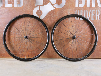 Laufrad/Laufradsatz von Bontrager, BONTRAGER AEOLUS 3 TLR D3 CARBON LAUFRAD – FELGENBREMSE – 700C (VR / HR) vor USEDBIKES - OB.DE Hintergrund