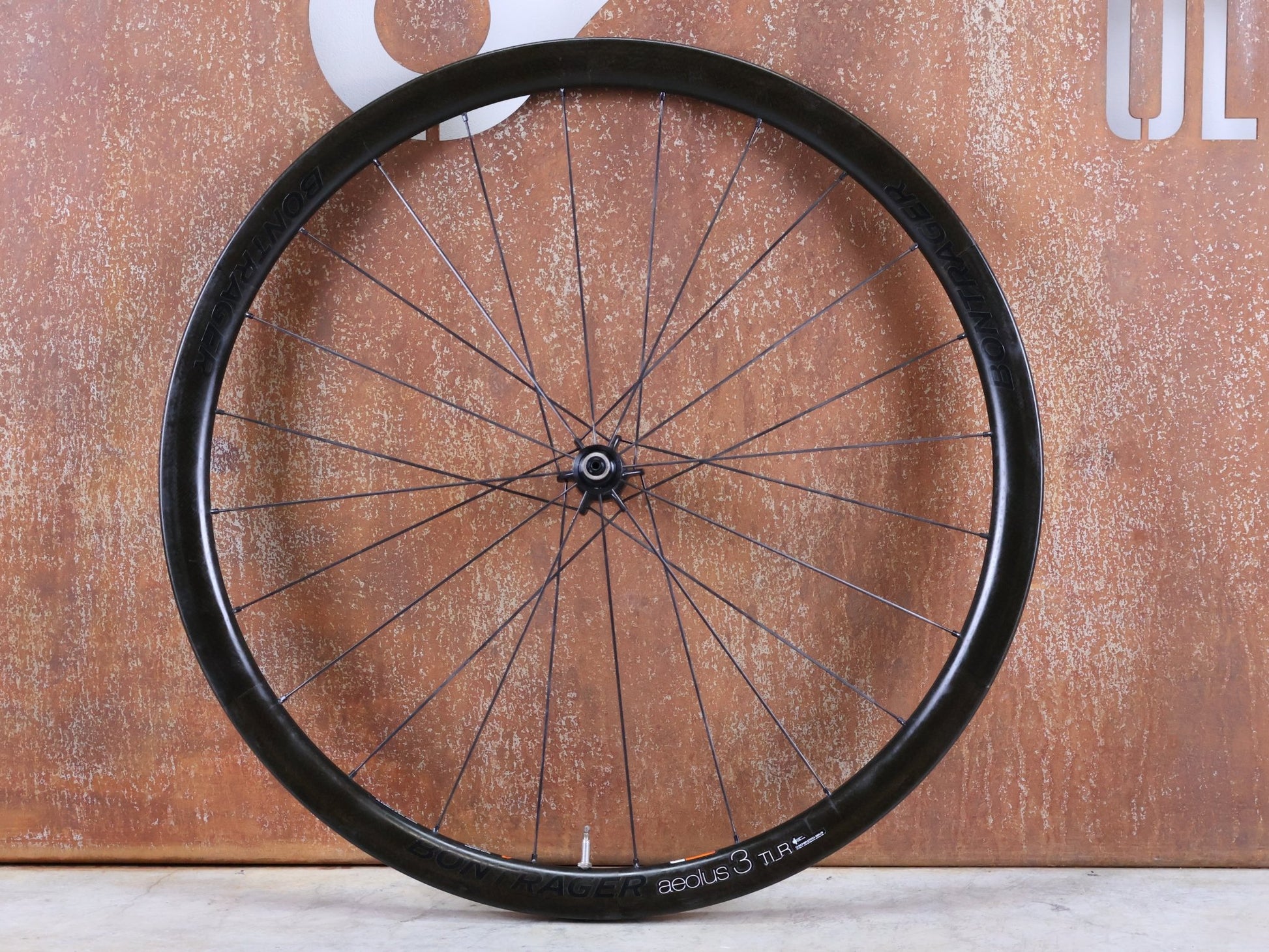 Laufrad/Laufradsatz von Bontrager, BONTRAGER AEOLUS 3 TLR D3 CARBON LAUFRAD – FELGENBREMSE – 700C (VR / HR) vor USEDBIKES - OB.DE Hintergrund