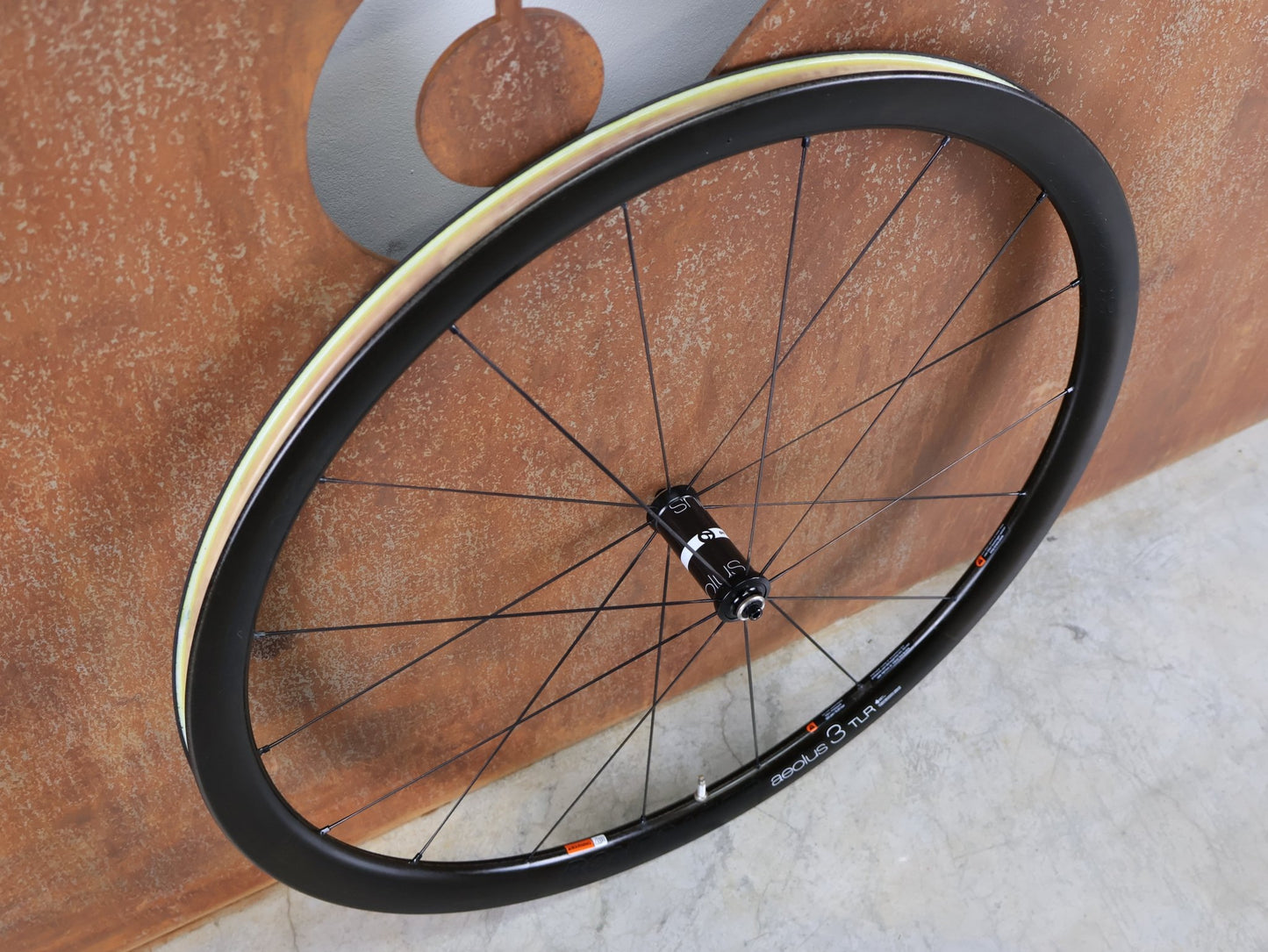 Laufrad/Laufradsatz von Bontrager, BONTRAGER AEOLUS 3 TLR D3 CARBON LAUFRAD – FELGENBREMSE – 700C (VR / HR) vor USEDBIKES - OB.DE Hintergrund