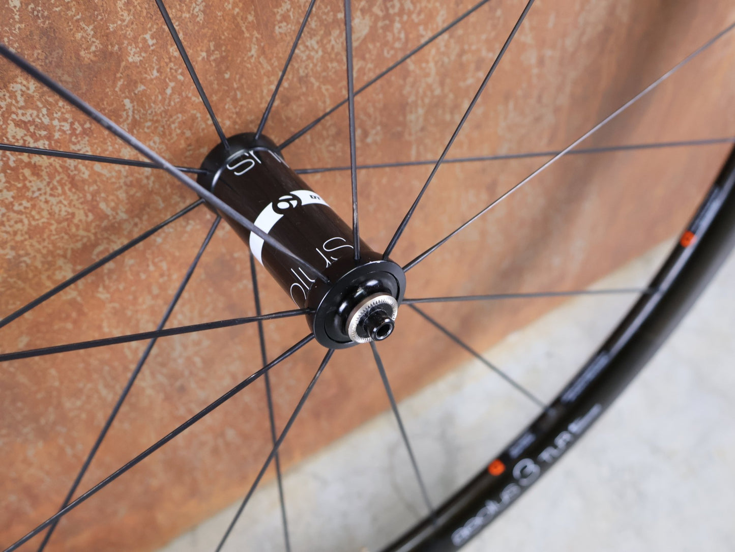 Laufrad/Laufradsatz von Bontrager, BONTRAGER AEOLUS 3 TLR D3 CARBON LAUFRAD – FELGENBREMSE – 700C (VR / HR) vor USEDBIKES - OB.DE Hintergrund