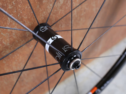 Laufrad/Laufradsatz von Bontrager, BONTRAGER AEOLUS 3 TLR D3 CARBON LAUFRAD – FELGENBREMSE – 700C (VR / HR) vor USEDBIKES - OB.DE Hintergrund