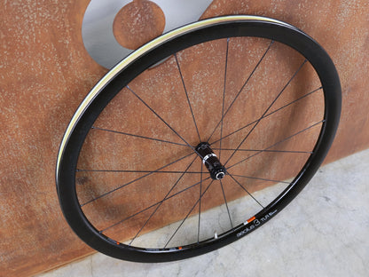 Laufrad/Laufradsatz von Bontrager, BONTRAGER AEOLUS 3 TLR D3 CARBON LAUFRAD – FELGENBREMSE – 700C (VR / HR) vor USEDBIKES - OB.DE Hintergrund