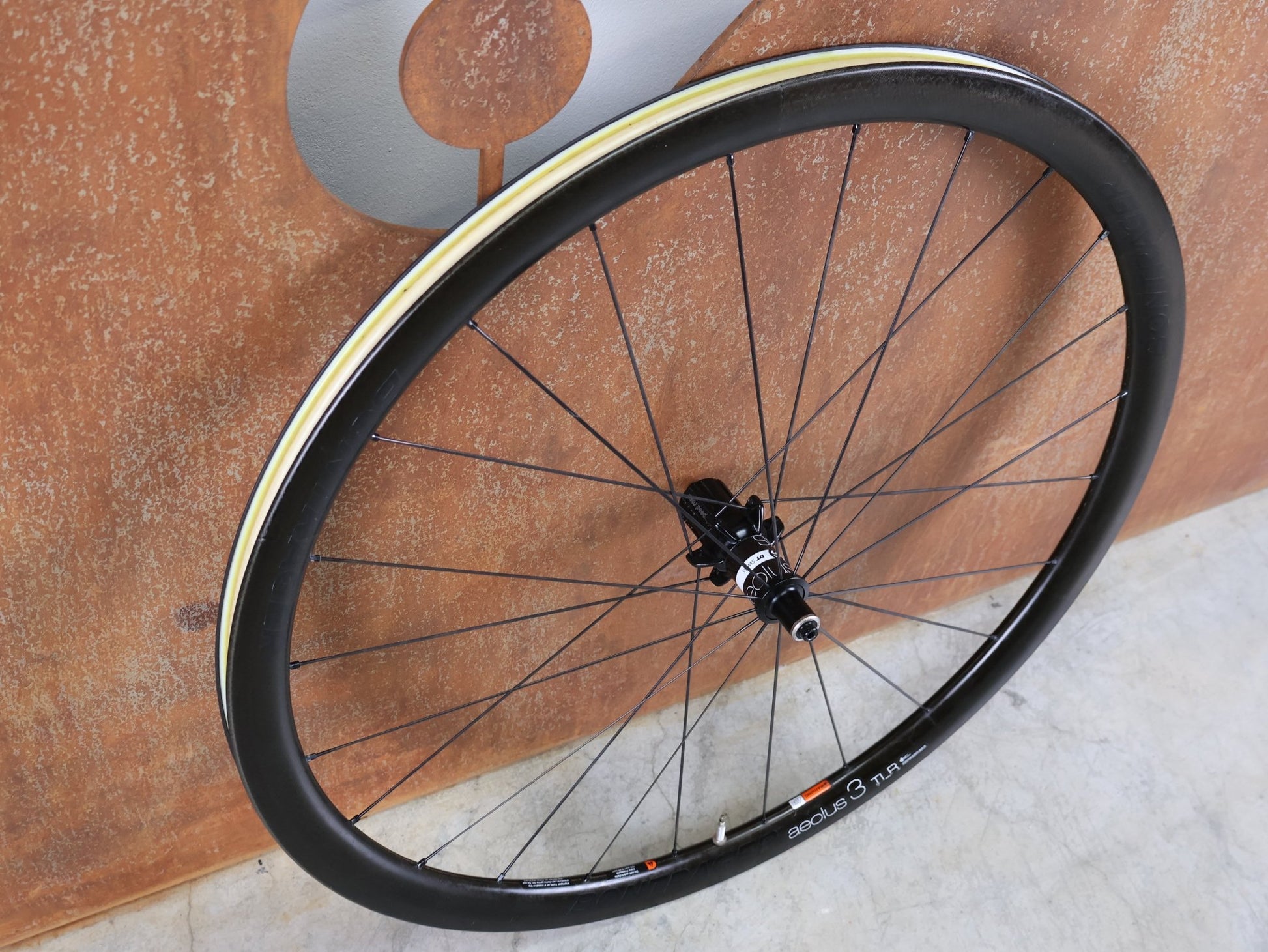 Laufrad/Laufradsatz von Bontrager, BONTRAGER AEOLUS 3 TLR D3 CARBON LAUFRAD – FELGENBREMSE – 700C (VR / HR) vor USEDBIKES - OB.DE Hintergrund