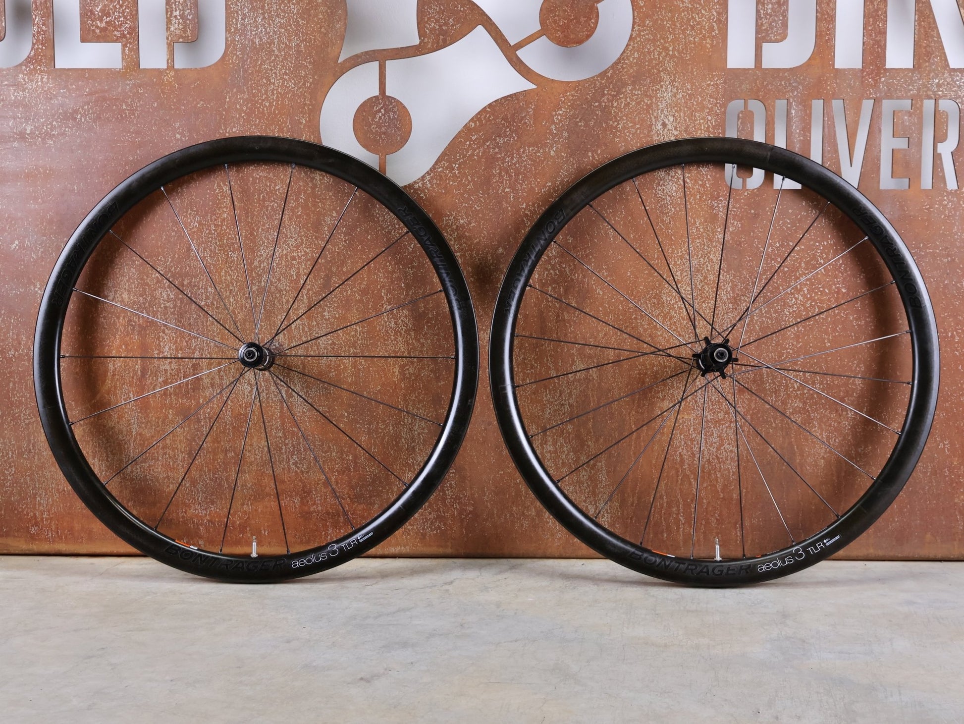 Laufrad/Laufradsatz von Bontrager, BONTRAGER AEOLUS 3 TLR D3 CARBON LAUFRAD – FELGENBREMSE – 700C (VR / HR) vor USEDBIKES - OB.DE Hintergrund