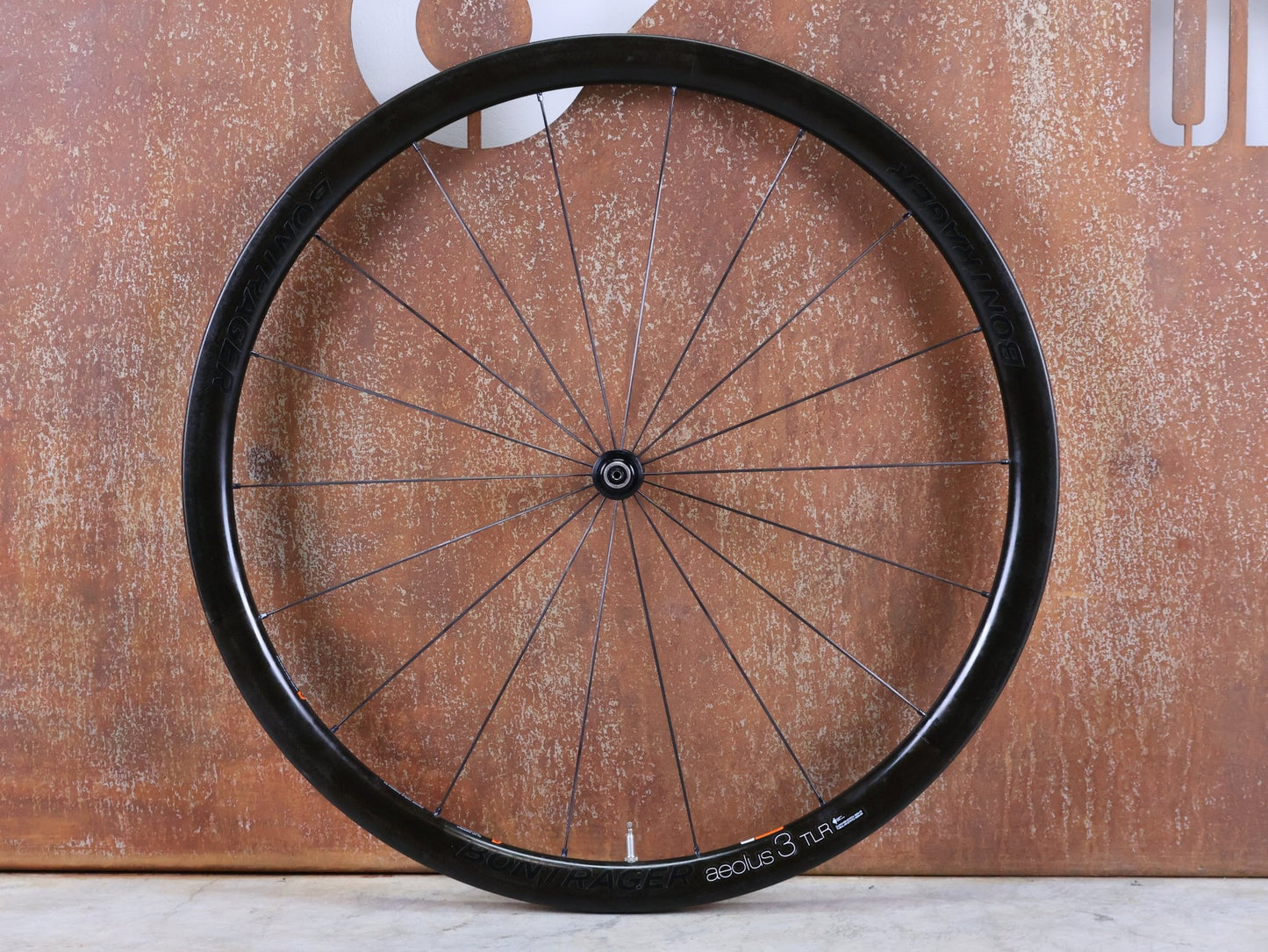 Laufrad/Laufradsatz von Bontrager, BONTRAGER AEOLUS 3 TLR D3 CARBON LAUFRAD – FELGENBREMSE – 700C (VR / HR) vor USEDBIKES - OB.DE Hintergrund