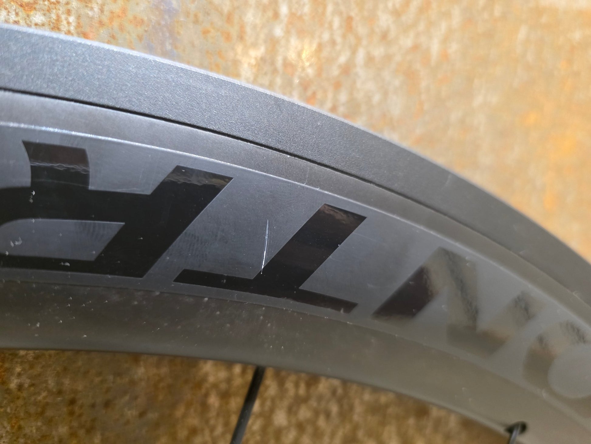 Laufrad/Laufradsatz von Bontrager, BONTRAGER AEOLUS COMP 5 TLR LAUFRADSATZ DISC vor USEDBIKES - OB.DE Hintergrund