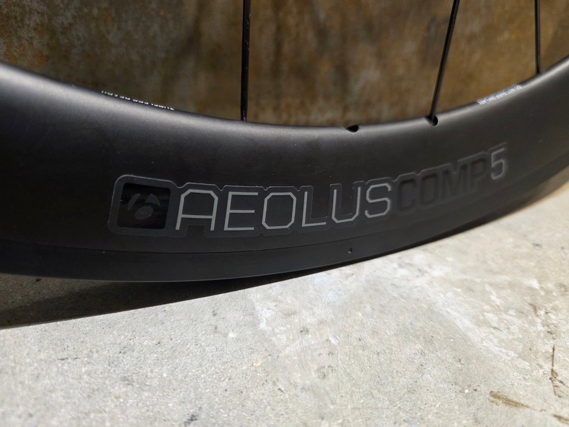 Laufrad/Laufradsatz von Bontrager, BONTRAGER AEOLUS COMP 5 TLR LAUFRADSATZ DISC vor USEDBIKES - OB.DE Hintergrund