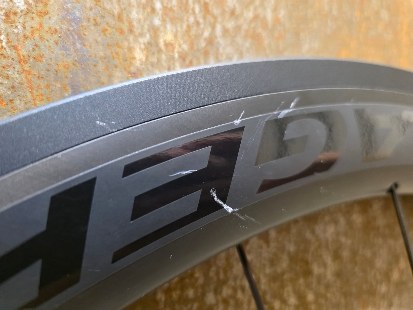 Laufrad/Laufradsatz von Bontrager, BONTRAGER AEOLUS COMP 5 TLR LAUFRADSATZ DISC vor USEDBIKES - OB.DE Hintergrund