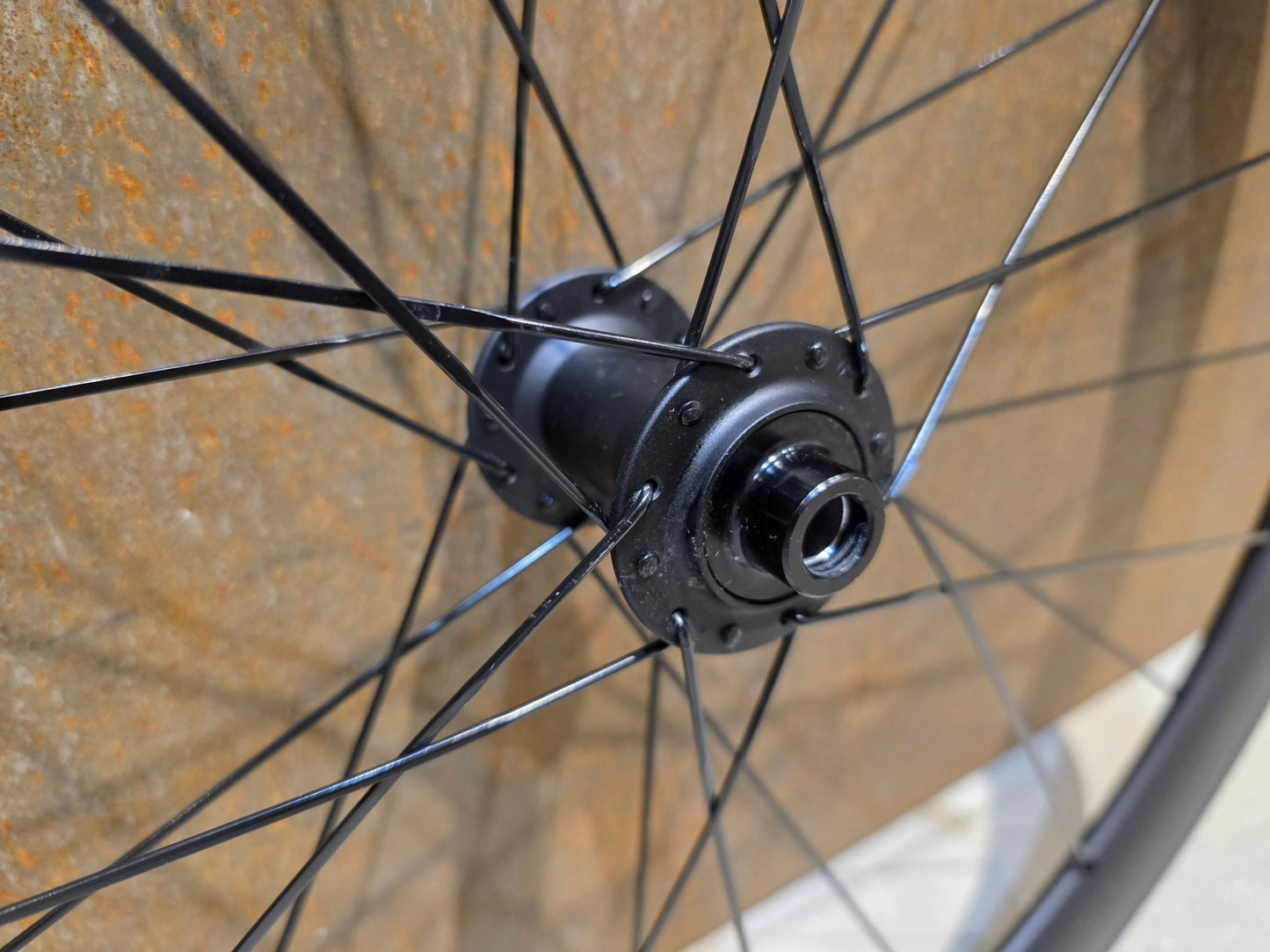 Laufrad/Laufradsatz von Bontrager, BONTRAGER AEOLUS COMP 5 TLR LAUFRADSATZ DISC vor USEDBIKES - OB.DE Hintergrund