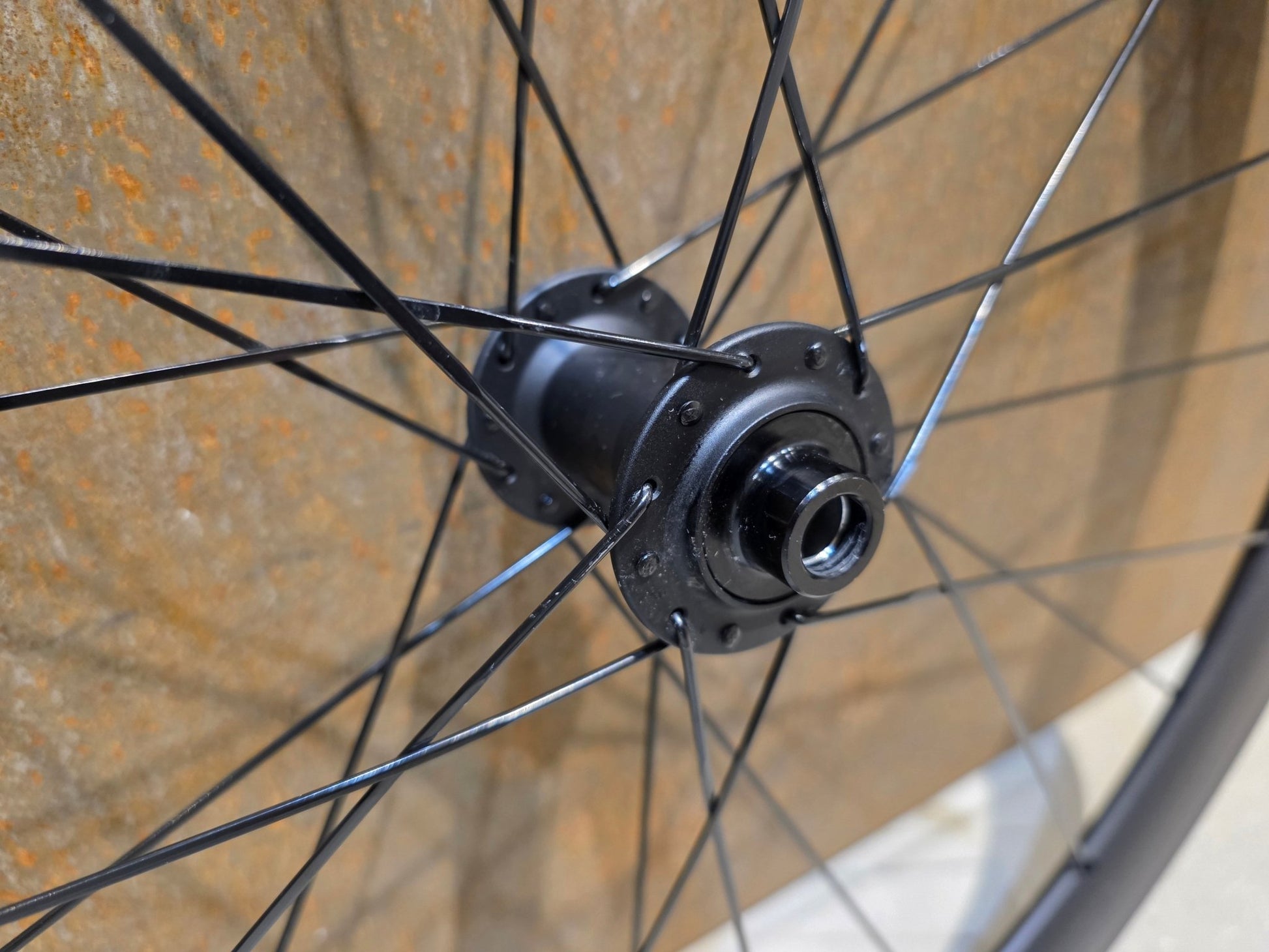 Laufrad/Laufradsatz von Bontrager, BONTRAGER AEOLUS COMP 5 TLR LAUFRADSATZ DISC vor USEDBIKES - OB.DE Hintergrund