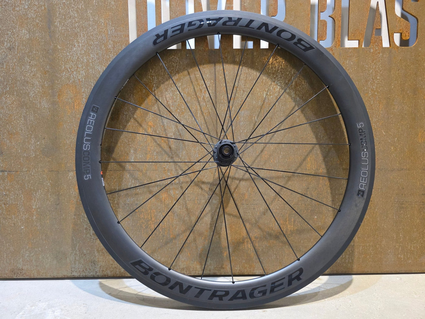 Laufrad/Laufradsatz von Bontrager, BONTRAGER AEOLUS COMP 5 TLR LAUFRADSATZ DISC vor USEDBIKES - OB.DE Hintergrund
