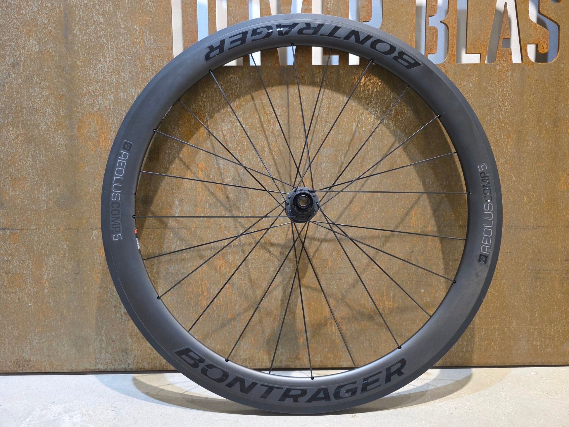 Laufrad/Laufradsatz von Bontrager, BONTRAGER AEOLUS COMP 5 TLR LAUFRADSATZ DISC vor USEDBIKES - OB.DE Hintergrund
