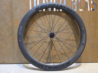 Laufrad/Laufradsatz von Bontrager, BONTRAGER AEOLUS COMP 5 TLR LAUFRADSATZ DISC vor USEDBIKES - OB.DE Hintergrund