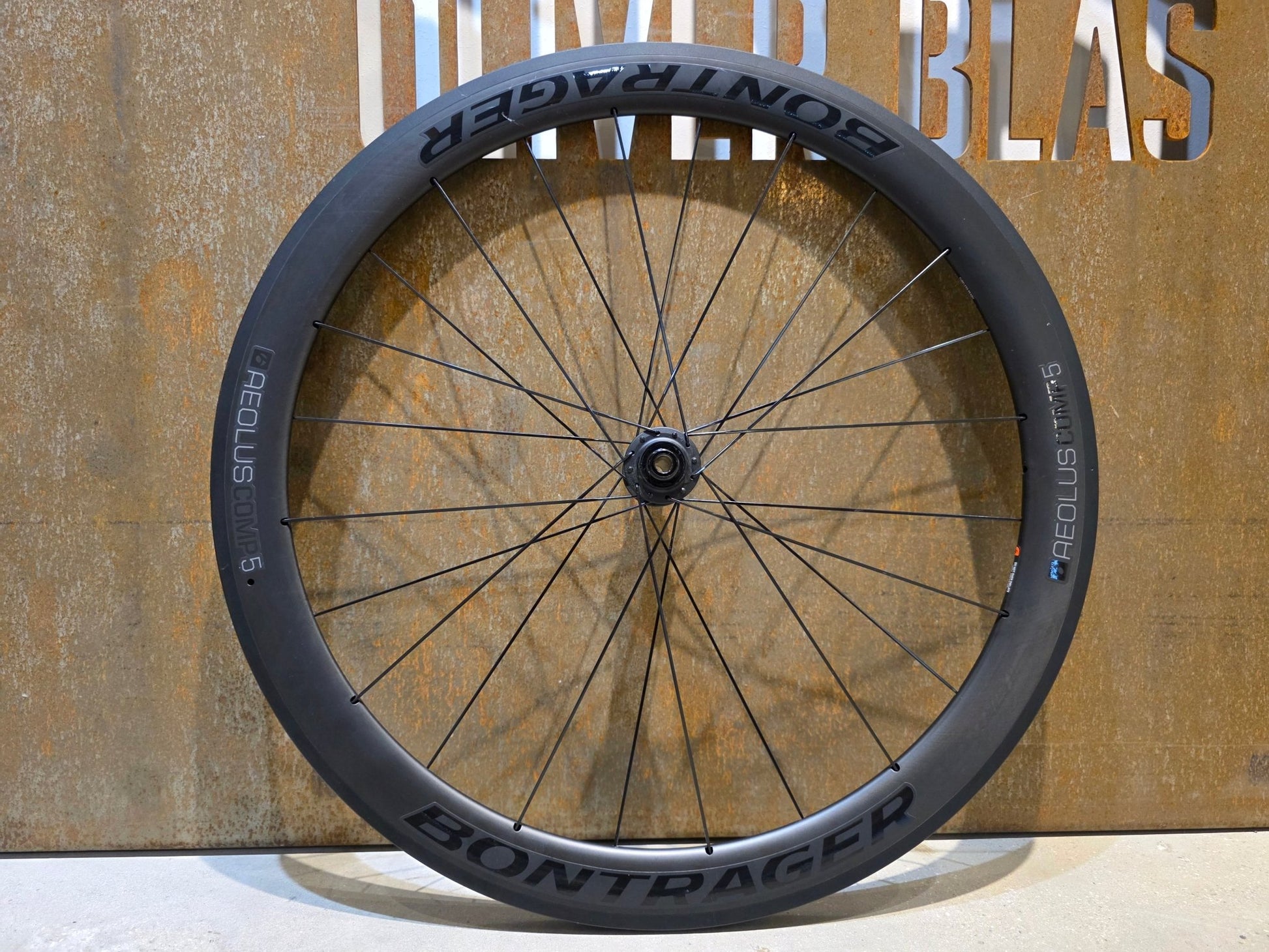 Laufrad/Laufradsatz von Bontrager, BONTRAGER AEOLUS COMP 5 TLR LAUFRADSATZ DISC vor USEDBIKES - OB.DE Hintergrund