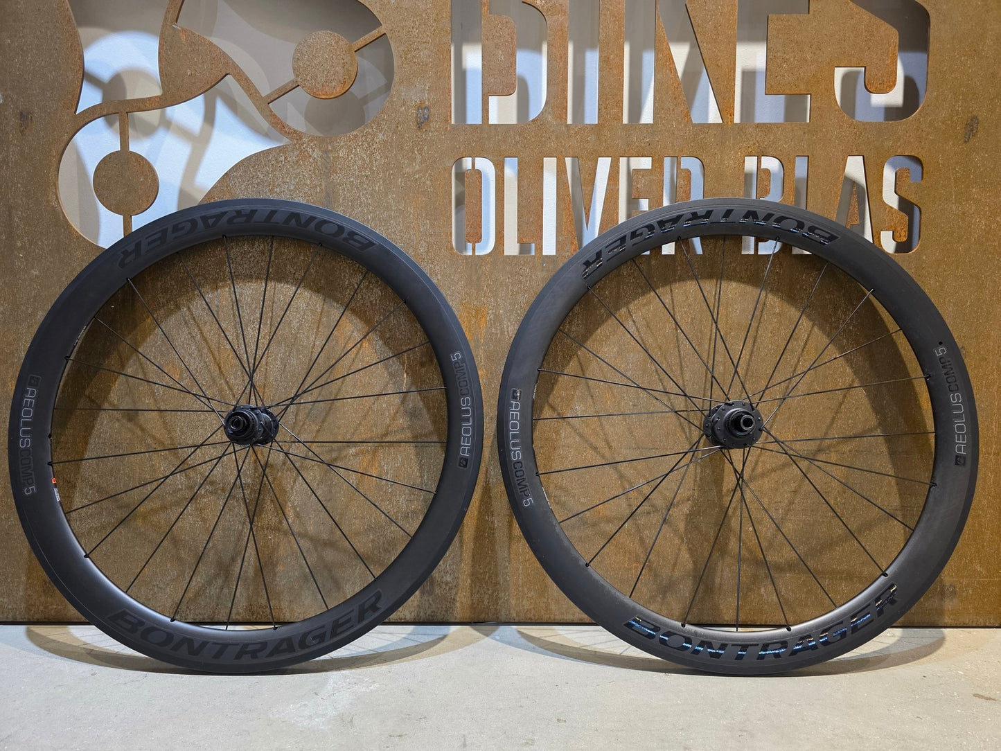Laufrad/Laufradsatz von Bontrager, BONTRAGER AEOLUS COMP 5 TLR LAUFRADSATZ DISC vor USEDBIKES - OB.DE Hintergrund