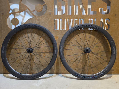 Laufrad/Laufradsatz von Bontrager, BONTRAGER AEOLUS COMP 5 TLR LAUFRADSATZ DISC vor USEDBIKES - OB.DE Hintergrund