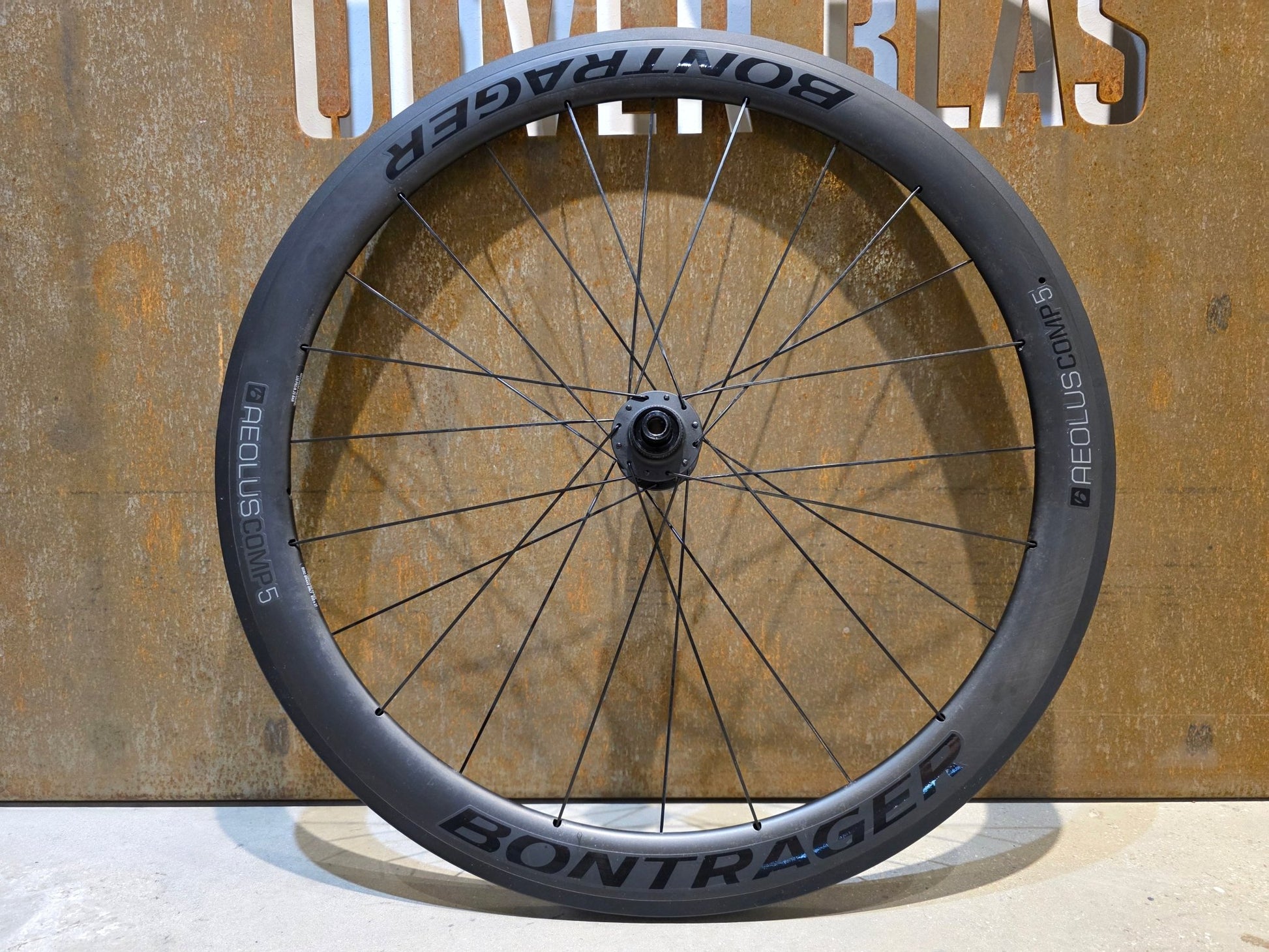 Laufrad/Laufradsatz von Bontrager, BONTRAGER AEOLUS COMP 5 TLR LAUFRADSATZ DISC vor USEDBIKES - OB.DE Hintergrund
