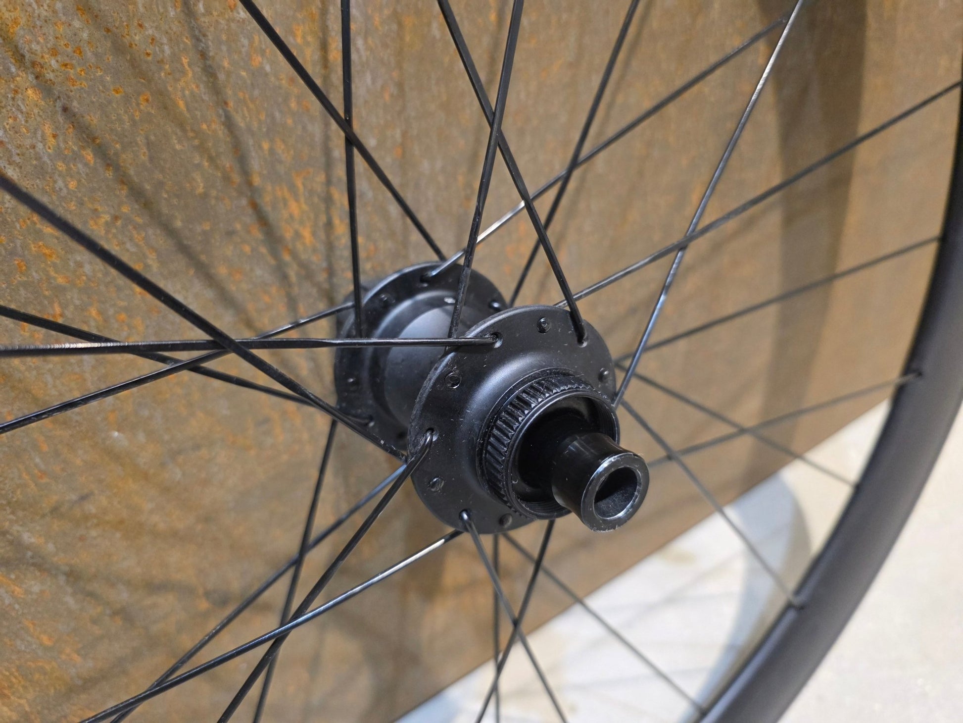 Laufrad/Laufradsatz von Bontrager, BONTRAGER AEOLUS COMP 5 TLR LAUFRADSATZ DISC vor USEDBIKES - OB.DE Hintergrund