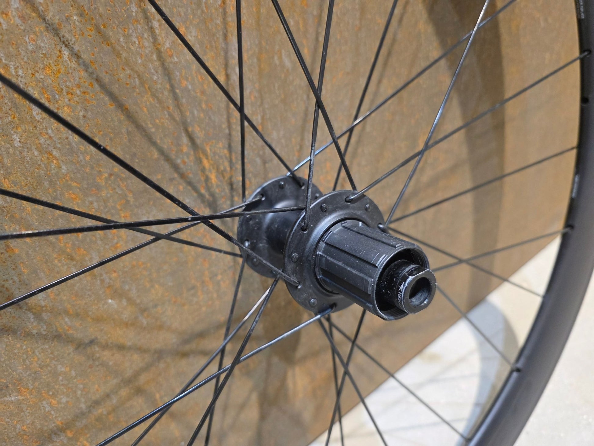 Laufrad/Laufradsatz von Bontrager, BONTRAGER AEOLUS COMP 5 TLR LAUFRADSATZ DISC vor USEDBIKES - OB.DE Hintergrund